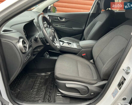 Белый Хендай Kona, объемом двигателя 0 л и пробегом 46 тыс. км за 17500 $, фото 7 на Automoto.ua