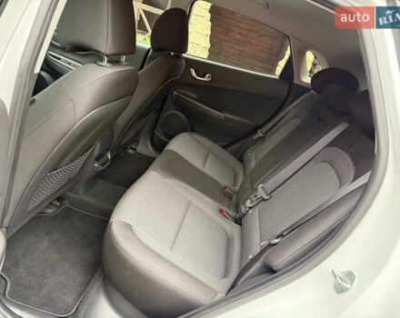 Белый Хендай Kona, объемом двигателя 0 л и пробегом 65 тыс. км за 17400 $, фото 32 на Automoto.ua