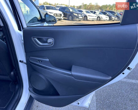 Білий Хендай Kona, об'ємом двигуна 0 л та пробігом 115 тис. км за 16800 $, фото 19 на Automoto.ua