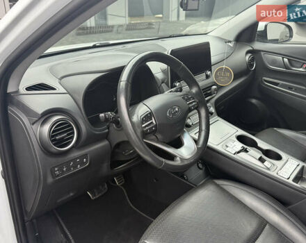 Белый Хендай Kona, объемом двигателя 0 л и пробегом 89 тыс. км за 18999 $, фото 78 на Automoto.ua