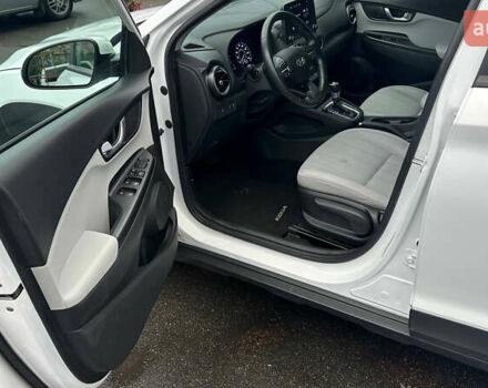 Белый Хендай Kona, объемом двигателя 2 л и пробегом 100 тыс. км за 17000 $, фото 5 на Automoto.ua