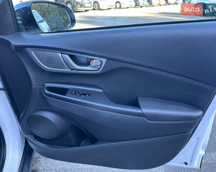 Білий Хендай Kona, об'ємом двигуна 0 л та пробігом 115 тис. км за 16800 $, фото 13 на Automoto.ua