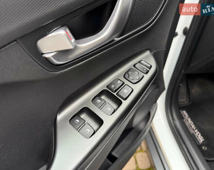 Белый Хендай Kona, объемом двигателя 0 л и пробегом 65 тыс. км за 17400 $, фото 40 на Automoto.ua