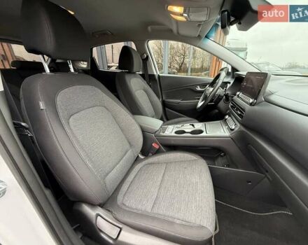 Білий Хендай Kona, об'ємом двигуна 0 л та пробігом 20 тис. км за 18699 $, фото 32 на Automoto.ua