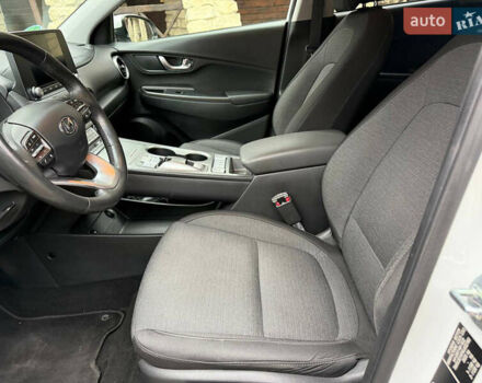 Белый Хендай Kona, объемом двигателя 0 л и пробегом 65 тыс. км за 17400 $, фото 37 на Automoto.ua