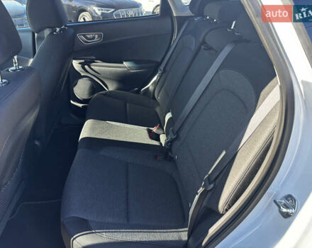 Білий Хендай Kona, об'ємом двигуна 0 л та пробігом 53 тис. км за 15900 $, фото 44 на Automoto.ua