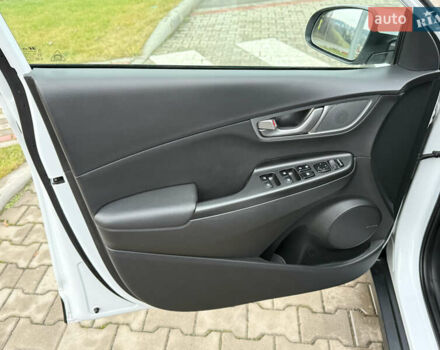 Белый Хендай Kona, объемом двигателя 0 л и пробегом 86 тыс. км за 18600 $, фото 16 на Automoto.ua