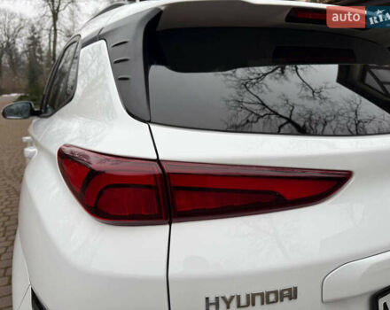 Белый Хендай Kona, объемом двигателя 0 л и пробегом 65 тыс. км за 17400 $, фото 20 на Automoto.ua