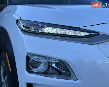 Білий Хендай Kona, об'ємом двигуна 0 л та пробігом 115 тис. км за 16800 $, фото 3 на Automoto.ua