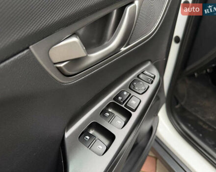 Білий Хендай Kona, об'ємом двигуна 0 л та пробігом 174 тис. км за 17800 $, фото 31 на Automoto.ua