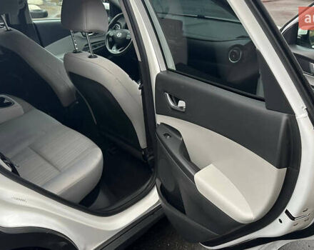 Белый Хендай Kona, объемом двигателя 2 л и пробегом 100 тыс. км за 17000 $, фото 9 на Automoto.ua