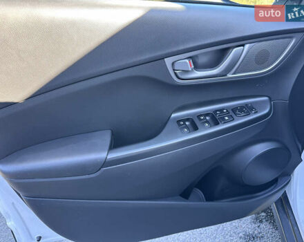 Білий Хендай Kona, об'ємом двигуна 0 л та пробігом 115 тис. км за 16800 $, фото 22 на Automoto.ua