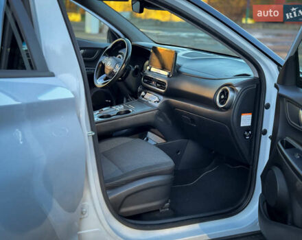 Белый Хендай Kona, объемом двигателя 0 л и пробегом 148 тыс. км за 18500 $, фото 34 на Automoto.ua