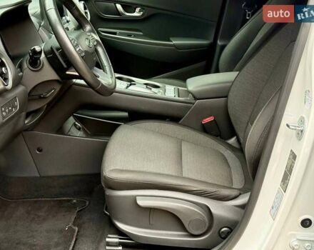Белый Хендай Kona, объемом двигателя 0 л и пробегом 33 тыс. км за 17700 $, фото 18 на Automoto.ua