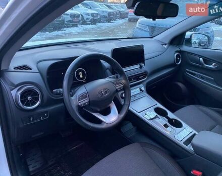 Белый Хендай Kona, объемом двигателя 0 л и пробегом 6 тыс. км за 18900 $, фото 8 на Automoto.ua