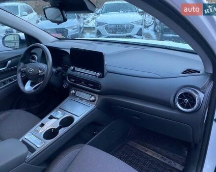 Белый Хендай Kona, объемом двигателя 0 л и пробегом 6 тыс. км за 18900 $, фото 6 на Automoto.ua