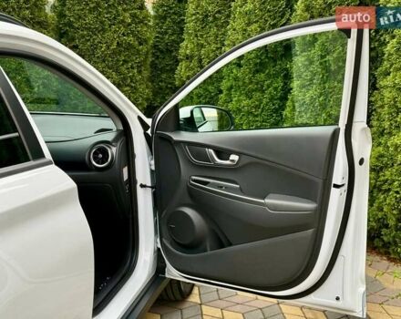 Белый Хендай Kona, объемом двигателя 0 л и пробегом 31 тыс. км за 17999 $, фото 26 на Automoto.ua