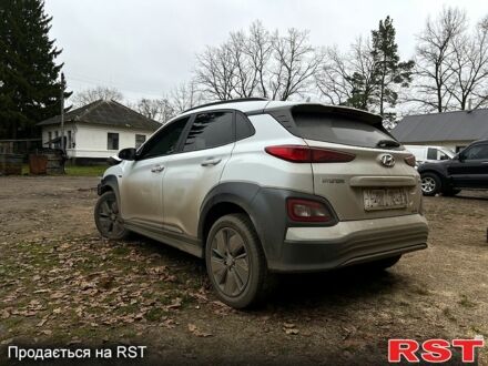 Белый Хендай Kona, объемом двигателя 0.12 л и пробегом 100 тыс. км за 11200 $, фото 1 на Automoto.ua
