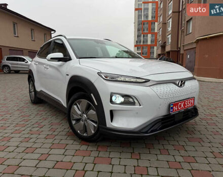 Белый Хендай Kona, объемом двигателя 0 л и пробегом 174 тыс. км за 17800 $, фото 1 на Automoto.ua