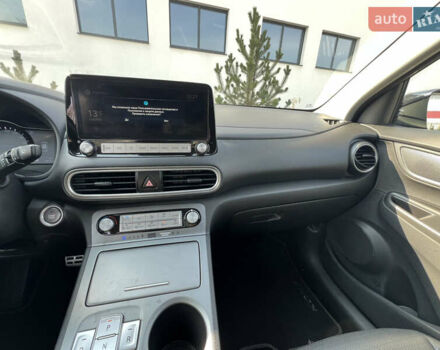 Чорний Хендай Kona, об'ємом двигуна 0 л та пробігом 100 тис. км за 16999 $, фото 28 на Automoto.ua