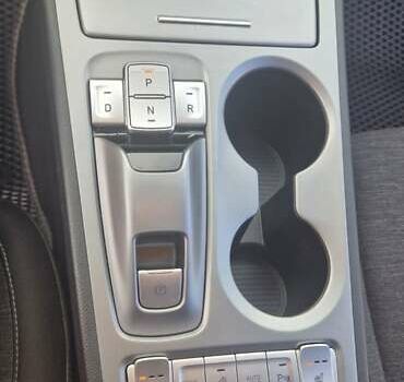 Черный Хендай Kona, объемом двигателя 0 л и пробегом 49 тыс. км за 17699 $, фото 3 на Automoto.ua