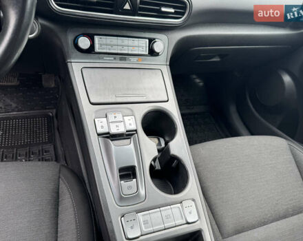 Черный Хендай Kona, объемом двигателя 0 л и пробегом 82 тыс. км за 15300 $, фото 14 на Automoto.ua