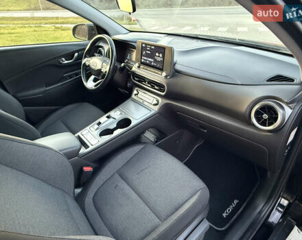 Черный Хендай Kona, объемом двигателя 0 л и пробегом 22 тыс. км за 16999 $, фото 24 на Automoto.ua