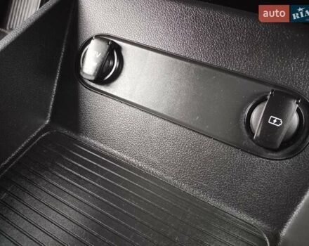 Червоний Хендай Kona, об'ємом двигуна 0 л та пробігом 156 тис. км за 16850 $, фото 27 на Automoto.ua