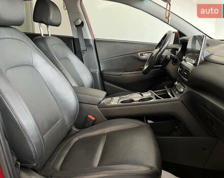 Червоний Хендай Kona, об'ємом двигуна 0 л та пробігом 103 тис. км за 18000 $, фото 12 на Automoto.ua