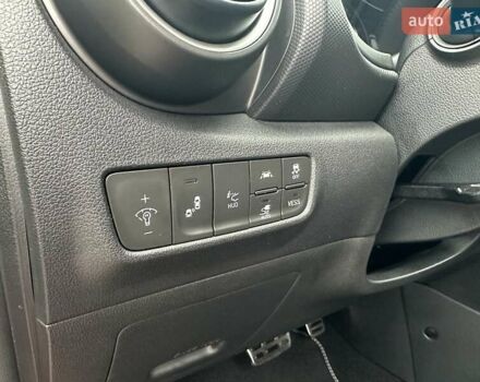 Красный Хендай Kona, объемом двигателя 0 л и пробегом 110 тыс. км за 16700 $, фото 31 на Automoto.ua