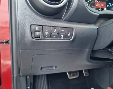 Красный Хендай Kona, объемом двигателя 0 л и пробегом 101 тыс. км за 16200 $, фото 28 на Automoto.ua