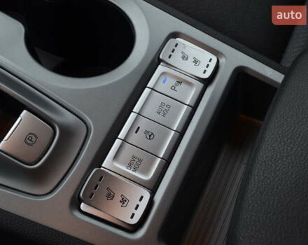 Красный Хендай Kona, объемом двигателя 0 л и пробегом 70 тыс. км за 19917 $, фото 24 на Automoto.ua