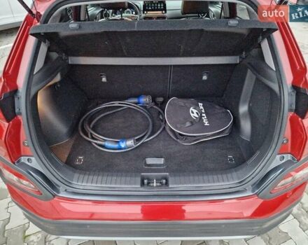 Красный Хендай Kona, объемом двигателя 0 л и пробегом 101 тыс. км за 16200 $, фото 45 на Automoto.ua