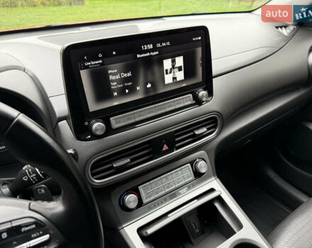 Червоний Хендай Kona, об'ємом двигуна 0 л та пробігом 80 тис. км за 18800 $, фото 24 на Automoto.ua