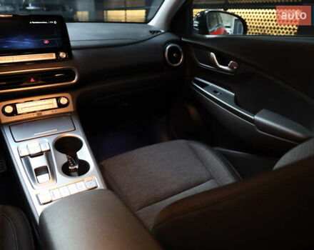 Красный Хендай Kona, объемом двигателя 0 л и пробегом 53 тыс. км за 17500 $, фото 24 на Automoto.ua