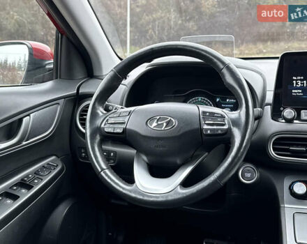 Красный Хендай Kona, объемом двигателя 0 л и пробегом 86 тыс. км за 18600 $, фото 5 на Automoto.ua