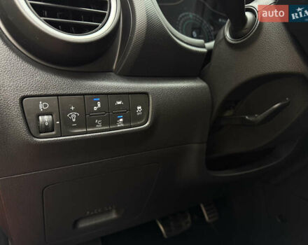 Червоний Хендай Kona, об'ємом двигуна 0 л та пробігом 80 тис. км за 18800 $, фото 19 на Automoto.ua