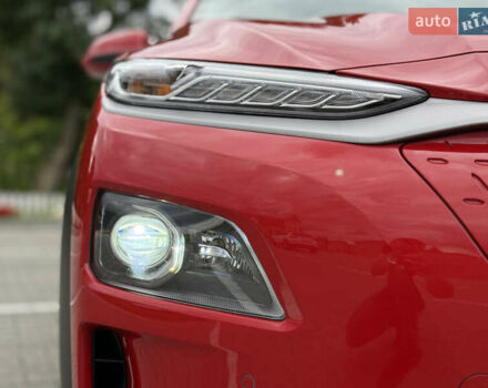 Червоний Хендай Kona, об'ємом двигуна 0 л та пробігом 80 тис. км за 18800 $, фото 10 на Automoto.ua