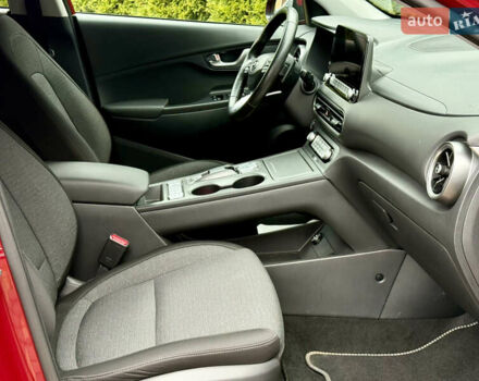 Красный Хендай Kona, объемом двигателя 0 л и пробегом 42 тыс. км за 17300 $, фото 24 на Automoto.ua