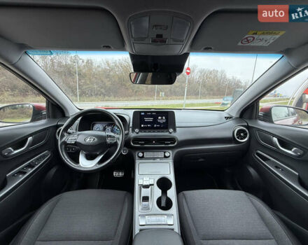 Червоний Хендай Kona, об'ємом двигуна 0 л та пробігом 17 тис. км за 16999 $, фото 2 на Automoto.ua