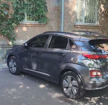 Серый Хендай Kona, объемом двигателя 0 л и пробегом 105 тыс. км за 17999 $, фото 1 на Automoto.ua