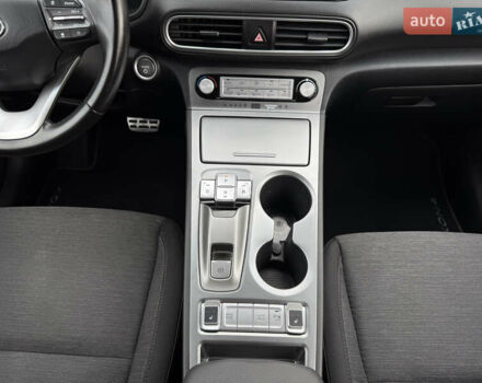 Серый Хендай Kona, объемом двигателя 0 л и пробегом 127 тыс. км за 17650 $, фото 39 на Automoto.ua