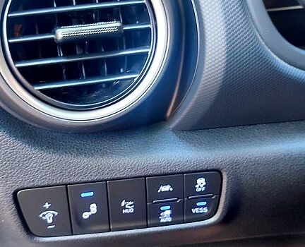 Серый Хендай Kona, объемом двигателя 0 л и пробегом 105 тыс. км за 17999 $, фото 5 на Automoto.ua