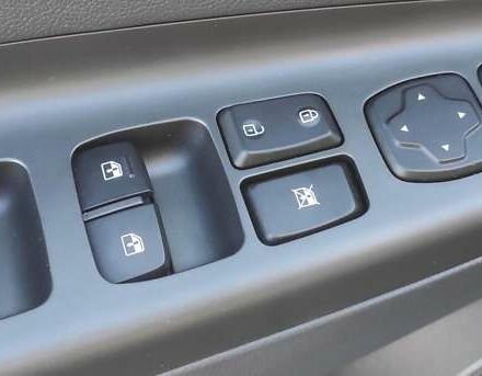 Сірий Хендай Kona, об'ємом двигуна 0 л та пробігом 71 тис. км за 17500 $, фото 11 на Automoto.ua