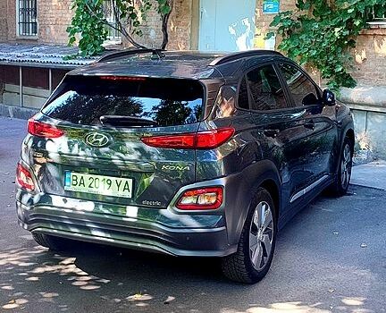 Серый Хендай Kona, объемом двигателя 0 л и пробегом 105 тыс. км за 17999 $, фото 2 на Automoto.ua