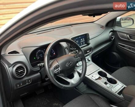 Серый Хендай Kona, объемом двигателя 0 л и пробегом 54 тыс. км за 17500 $, фото 11 на Automoto.ua