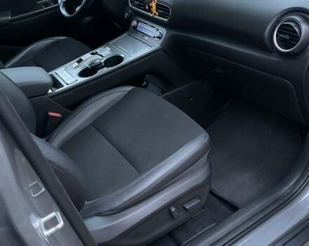 Серый Хендай Kona, объемом двигателя 0 л и пробегом 44 тыс. км за 17400 $, фото 6 на Automoto.ua