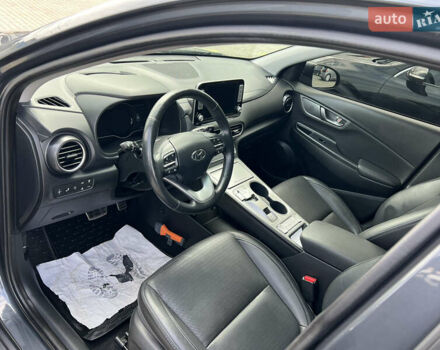 Серый Хендай Kona, объемом двигателя 0 л и пробегом 96 тыс. км за 17300 $, фото 6 на Automoto.ua