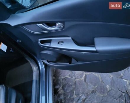 Серый Хендай Kona, объемом двигателя 0 л и пробегом 194 тыс. км за 15800 $, фото 4 на Automoto.ua