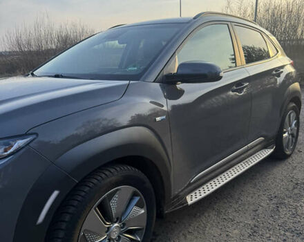 Серый Хендай Kona, объемом двигателя 0 л и пробегом 92 тыс. км за 15900 $, фото 2 на Automoto.ua